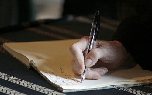 Jemand unterschreibt einen Vertrag. | © pixabay