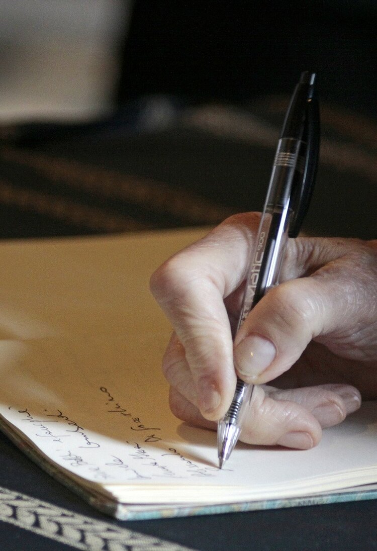 Jemand unterschreibt einen Vertrag. | © Pixabay