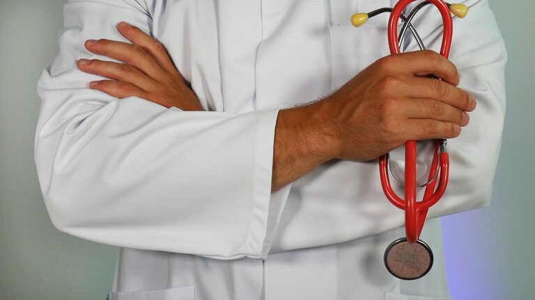 Ein Arzt im weissen Kittel, der ein Stetoskop in der Hand hält. | © unsplash
