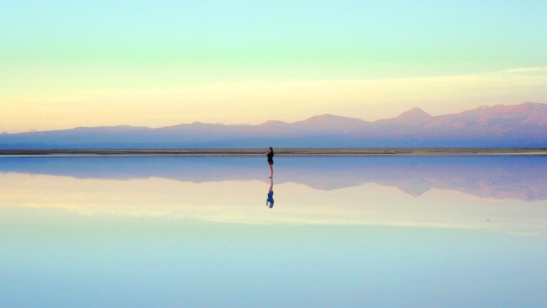 Eine Frau steht alleine auf Wasser | © Unsplash