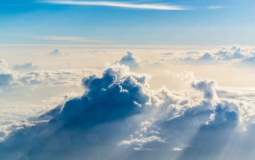 Ein Himmel mit vielen Wolken, durch die die Sonne scheint. | © unsplash