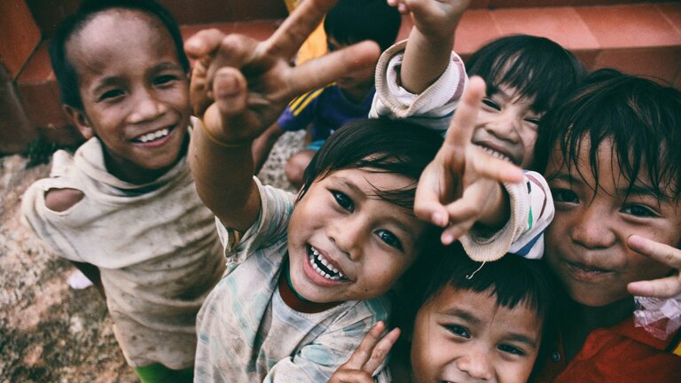 Kinder zeigen mit ihren Fingern ein Peace Zeichen.  | © Unsplash
