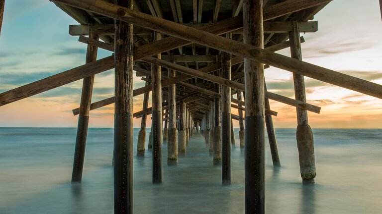 Eine Holzbrücke über das Meer. | © unsplash