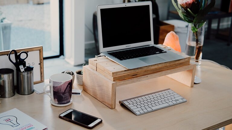 Ein Laptop steht auf einem Holztisch. | © Unsplash