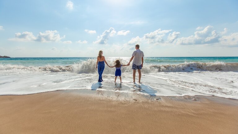 Une famille de trois personnes à la plage.  | © unsplash