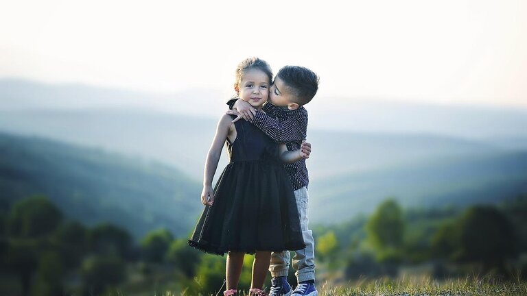 Bruder umarmt seine Schwester und küsst sie auf die Wange. | © pixabay