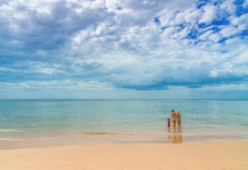 Ein weisser Sandstrand mit Meer und Palme. | © pixabay