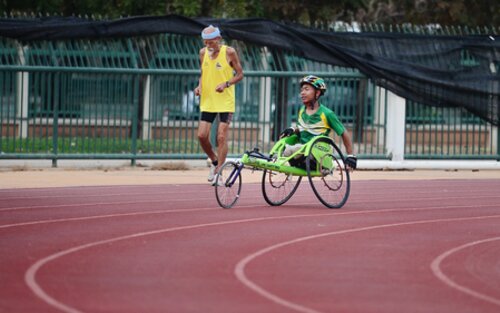 Un vieil homme et une personne handicapée font de l'exercise. | © unsplash