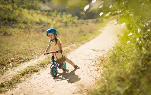 Ein lächelndes Mädchen auf einem Fahrrad. | © unsplash