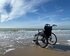 Einsamer Rollstuhl am Strand. | © unsplash