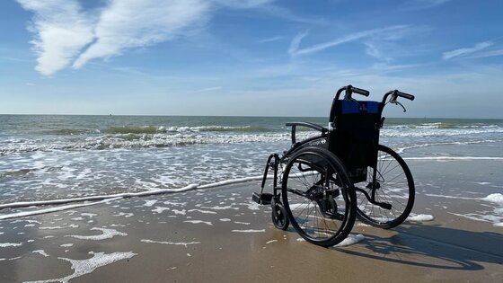 Einsamer Rollstuhl am Strand. | © Unsplash
