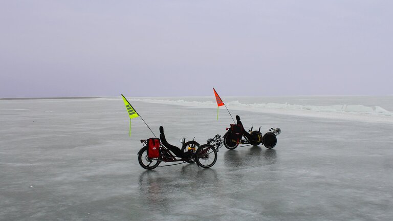 Deux vélos couchés sur de la glace.  | © pixabay