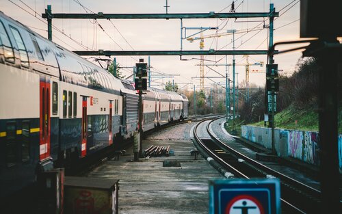 Un train de la CFF est à l'arrêt. | © unsplash