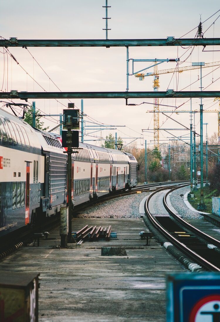 Ein SBB-Zug steht still. | © Claudio Schwarz - unsplash