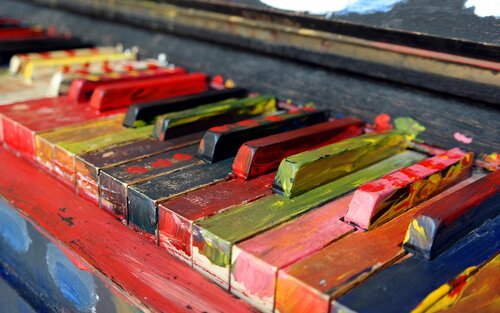 Nahaufnahme von bunten Klaviertasten. | © pixabay