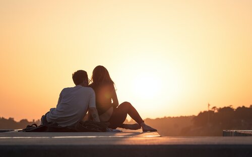 Ein Paar schaut sich den Sonnenaufgang an. | © unsplash