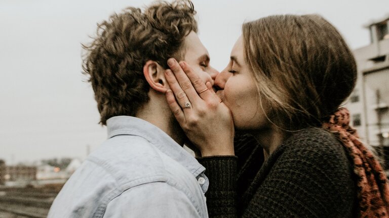 Ein Paar küsst sich.  | © unsplash