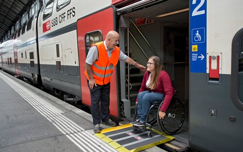 SBB Assistenz hilft einer Person mit Handicap aus dem Zug auszusteigen | © SBB CFF FFS/Flavia Trachsel