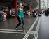 Une femme avec une canne d'aveugle à la gare. | © SBB CFF FFS/Flavia Trachsel