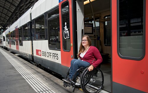 Eine Reisende im Rollstuhl fährt aus dem Niederflurzug. | © SBB CFF FFS/Flavia Trachsel