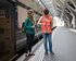 Eine blinde Reisende unterhält sich im Bahnhof Luzern mit einer Kundenassistentin. | © SBB CFF FFS/Flavia Trachsel