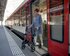 Une voyageuse avec un déambulateur descend d'un train à plancher bas. | © SBB CFF FFS/Flavia Trachsel