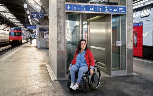 Voyageurs en fauteuil roulant à la gare centrale de Zurich. | © SBB CFF FFS/Beat Schweizer