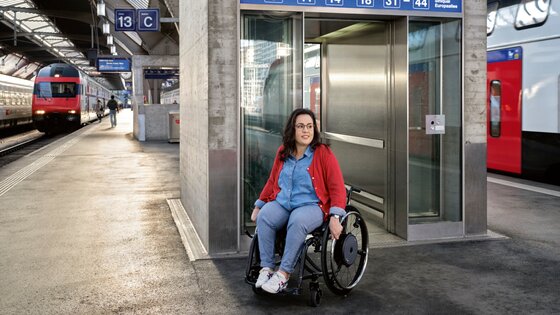 Reisende im Rollstuhl am Hauptbahnhof Zürich. | © SBB CFF FFS/Beat Schweizer