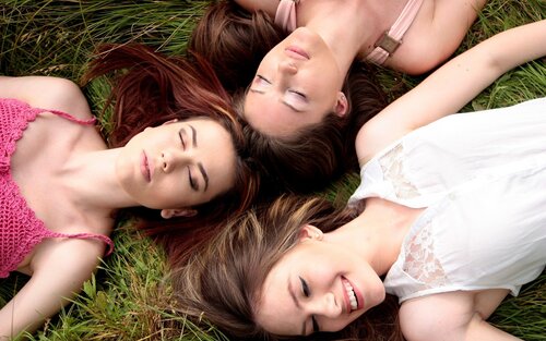 Drei Frauen liegen auf dem Boden. | © pixabay