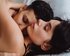 Zwei Frau in intimer Umarmung auf dem Bett. | © pexels