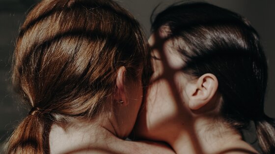 Zwei Personen in intimer Zweisamkeit. | © Pexels/Cottonbro