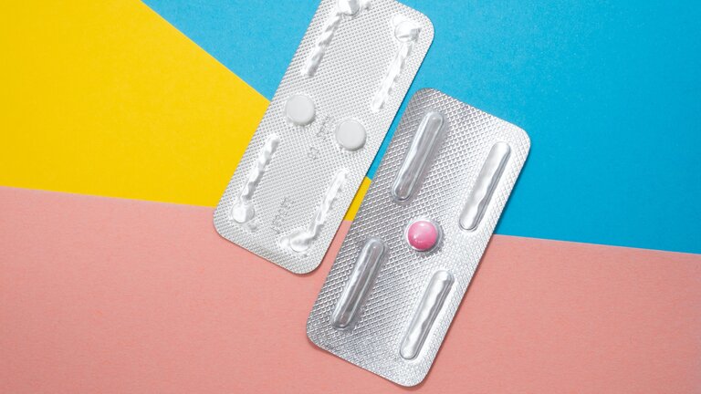 Zwei Verpackungen der Pille danach vor buntem Hintergrund. | © unsplash