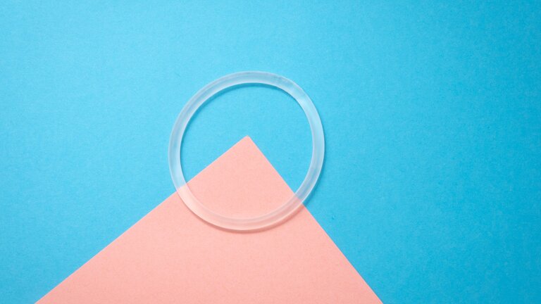 Ein Vaginalring vor rosa-blauem Hintergrund. | © unsplash