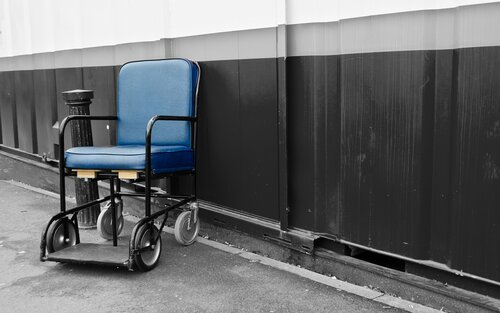Foto eines alten Rollstuhls. | © pixabay