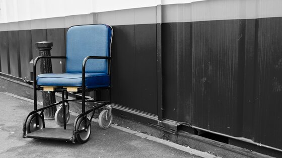 alter Rollstuhl | © pixabay