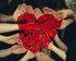 Rotes, aufgemaltes Herz auf vielen Händen. | © unsplash