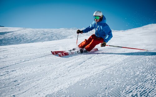 Foto eines Skifahrers, der über die Piste gleitet. | © unsplash