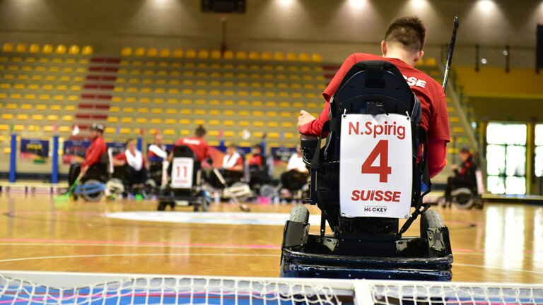 Noé Spirig, von hinten aufgenommen, bei einem Spiel der Schweizer Powerchair Hockey Nationalmannschaft. | © Noé Spirig