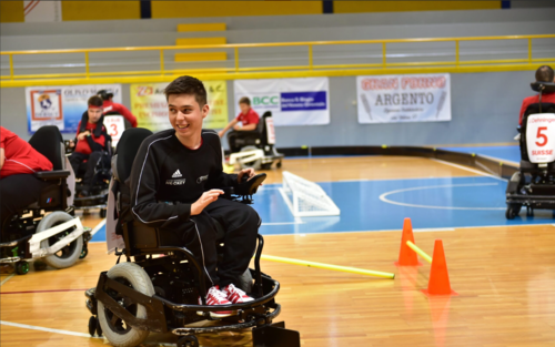 Noé Spirig beim Training im Elektro-Rollstuhl in der Turnhalle. | © Privataufnahme