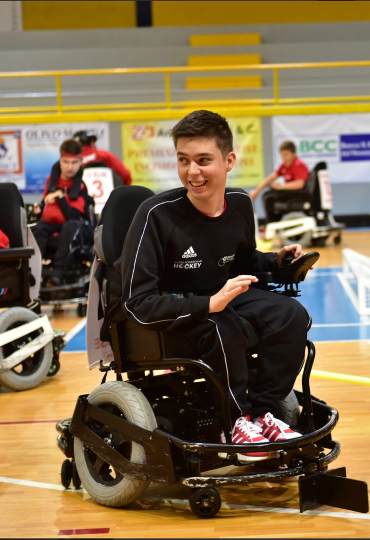 Noé Spirig beim Training im Elektro-Rollstuhl in der Turnhalle. | © Noé Spirig