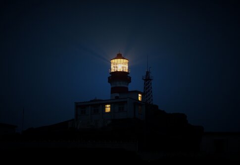 Im dunkeln leuchtet ein Leuchtturm. | © pixabay