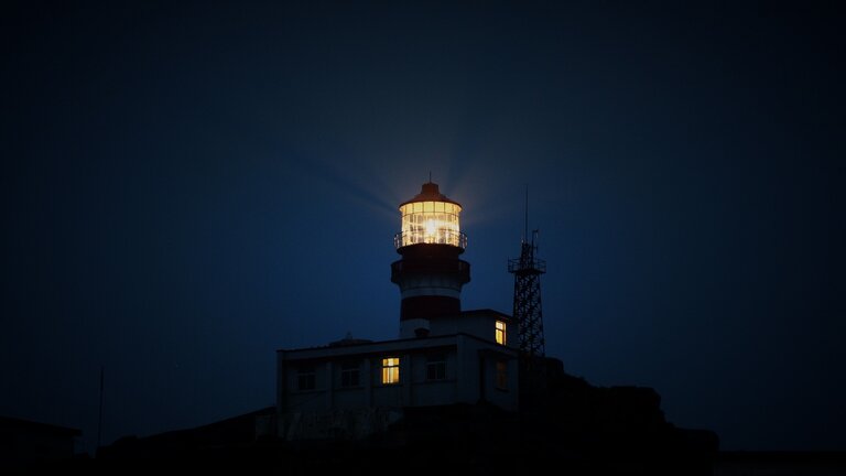Im dunkeln leuchtet ein Leuchtturm. | © pixabay