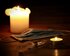Kerzen beleuchten eine Maske und eine Spritze. | © pixabay