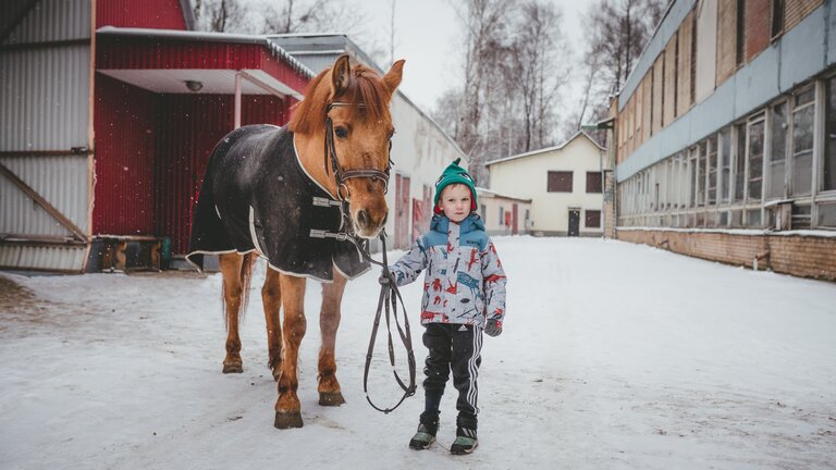 Un garçon et un cheval | © unsplash