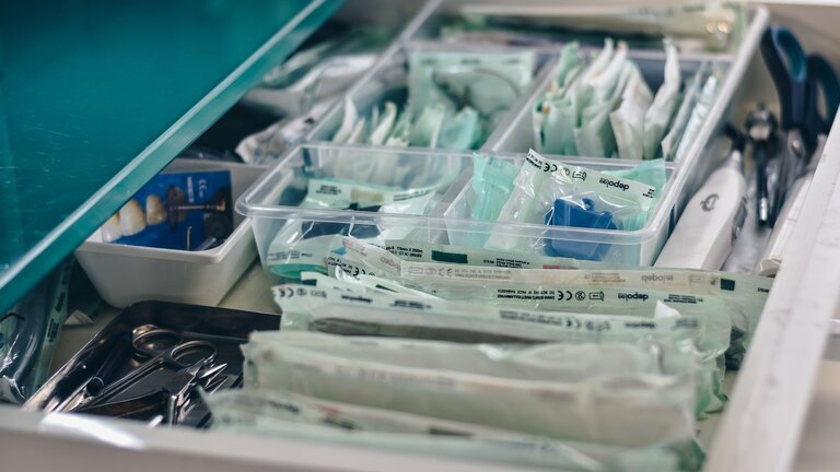 Medizinische Instrumente in einer Schublade | © unsplash